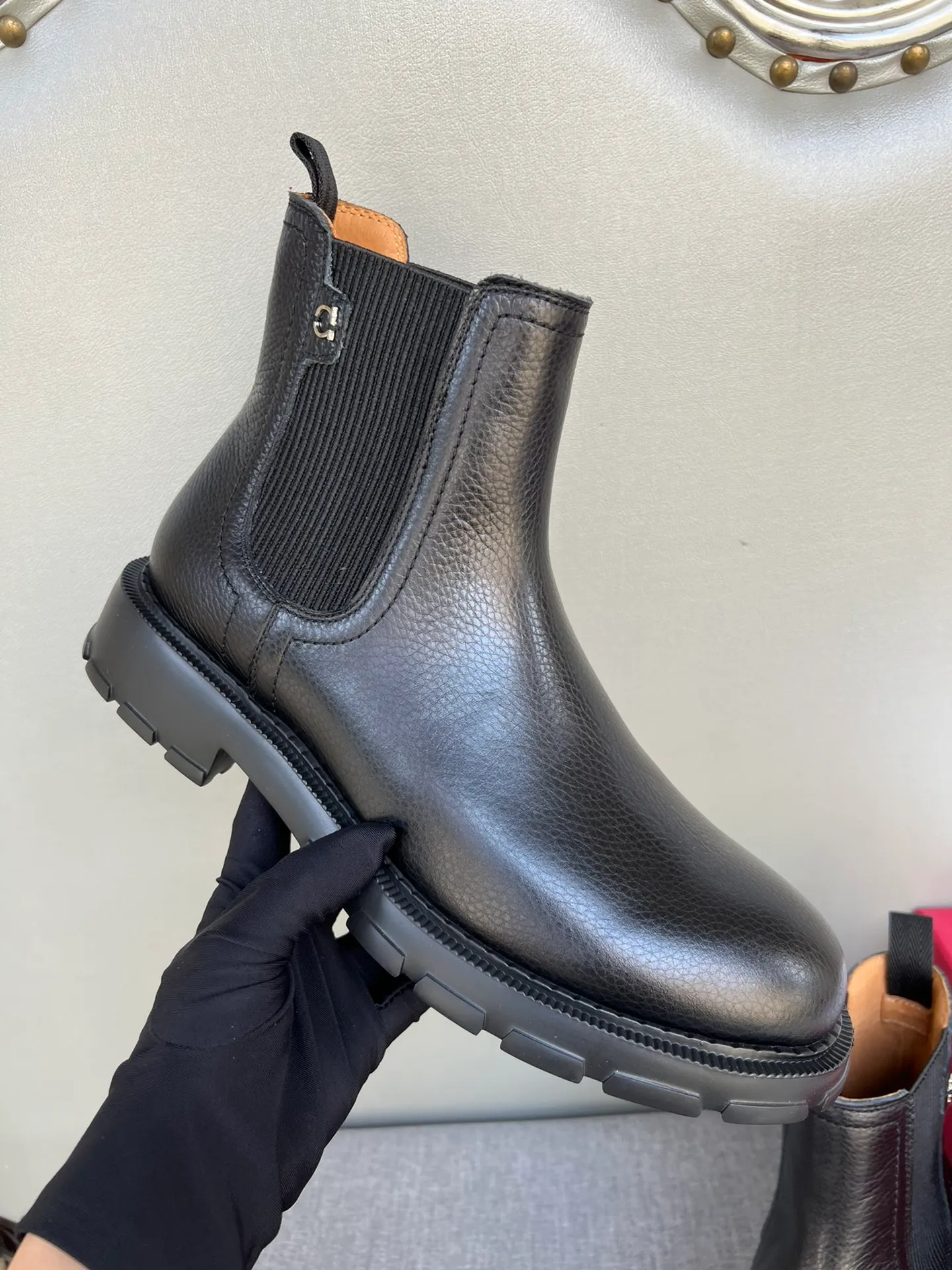 [Ferragamo] Top P: 1000💰 Number of yards: 39~44 (38.45 custom-made, non-refundable) Ferragamo winter series, original 1:1 development, casual men's short boots, original quality, exclusive new Ferragamo autumn and winter new high-top men's shoes, exquisite hand-stitching, workmanship details comparable to counters, imported calfskin upper, cowhide lining, original foam outsole.